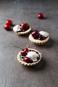 Tartlets with cherries, cream and red groats