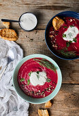 Rote-Bete-Suppe mit Kokosmilch und Sauerrahm, garniert mit Petersilie und Dill