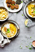 Reis mit Dal, Kartoffelcurry und Sesam-Fritters (Indien)