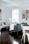Sofa mit Rücken zum Esstisch als Raumteiler im multifunktionalem Wohnraum