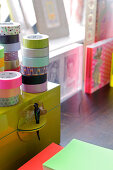 Rollen von Masking Tape und bunte Deko