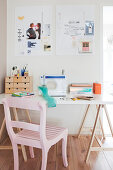 Arbeitsplatz: Weißer Tisch mit Nähmaschine und rosa Holzstuhl