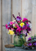 Sommerstrauß aus Wicken, Strohblumen, Astern, Goldrute und Spinatsamen