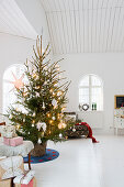 Weihnachtlich dekoriertes Wohnzimmer in restauriertem Missionshaus