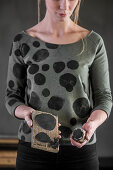 Frau im Pullover mit DIY-Textildruck
