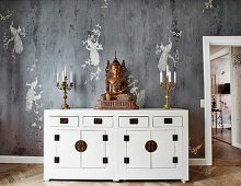 Weißes, chinesisches Sideboard mit Buddha-Figur und Kerzenhaltern