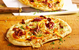 Small pizza with chanterelles, pumpkin, cheese and bacon