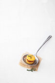 Frittierter Polenta-Macaron mit Wurst-Käse-Füllung