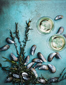 Mussels, algae and white wine glasses