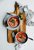 Tomatensuppe mit Kichererbsen auf Holzschneidebrett