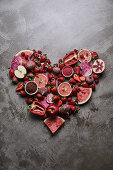 Herz aus roten Früchten und Gemüse