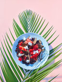 Gegrillter Auberginen-Wassermelonen-Salat mit Feta und Sesam