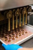 Maschine zur Herstellung von Schokoladenostereiern