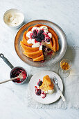 Baba mit Brombeeren und Gewürzsahne