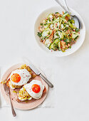Zucchini-Butterbohnen-Salat mit Räuchermakrele und Toast mit Spiegelei, Lauch und Chiliflocken