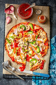 Tortilla-Pizza mit Pilzen und Gemüse