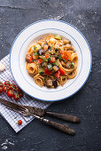 Vegane Spaghetti mit mediterranem Gemüse und Sojahack-Stückchen
