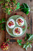 Mini-Pavlovas mit Walderdbeeren