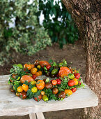 DIY-Kranz aus Efeu und bunten Tomaten