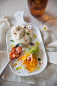 Burrata con pappa al pomodoro (Frischkäse mit Tomaten-Brot-Suppe, Italien)