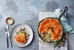 One-Pan Pie mit Hähnchen, Morcheln und Spargel