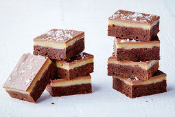 Salted-Caramel-Brownies, gestapelt