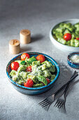 Vegetarische Spinat-Parmesan-Gnocchi mit Kirschtomaten