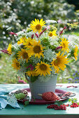 Üppiger Strauß aus Sonnenblumen, Wiesenkerbel, wilder Möhre und Knöterich