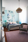 Elegantes Schlafzimmer mit Farbkonzept in Aquatönen