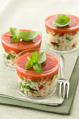 Reis-Gemüse-Salat mit Tomatensauce und Basilikum