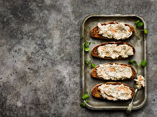 Röstbrot mit Räucherforellenpate