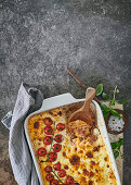 Lammfleisch-Lasagne mit Mozzarella und Parmesan