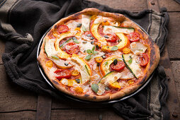 Vegane Dinkelpizza mit Kürbis, Zucchini, Tomaten und Mandelkäse