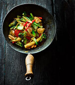 Pfannengebratene Ingwerhähnchen mit Brokkoli, Maiskölbchen und Paprika