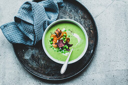 Erbsen-Minz-Suppe mit Gemüsechips und Creme Fraiche