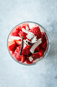 Erdbeerquark mit Kokos im Glas