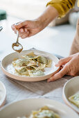 Pilz-Stängelkohl-Agnolotti mit warmer Sardellenbutter