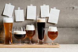 Fünf verschiedene Biersorten im Glas