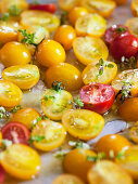 Gelbe und rote Tomaten mit Thymian auf Backblech