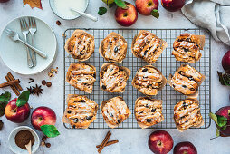 Apfel-Haselnuss-Pull-Apart-Muffins auf Auskühlgitter