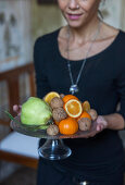 Frau mit Obst-Etagere