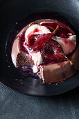 Schokoladenpudding mit Ingwer-Sahne und Rotweinbirnen