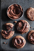 Schokocookies mit Schokoladencreme und schwarzen Sesamsamen