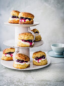 Heidelbeer-Scones auf Etagere