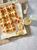 Hot cross buns mit Trockenfrüchten