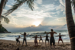 Yogastunde am Strand auf der Insel Koh Phangan, Thailand