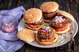 Kidneybohnenburger mit Ei und roten Zwiebeln