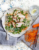 Möhren-Kohl-Salat mit Minze und Granatapfel-Hähnchen