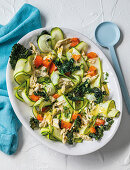 Salat mit pochiertem Hähnchen, Zucchini und Grünkohl