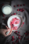 Cremig aufgeschlagener Cranberry-Grießbrei serviert mit Milch